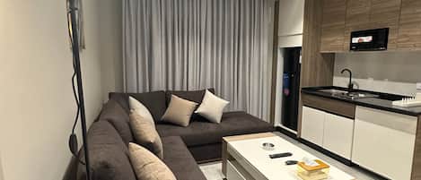 Apartment, 1 Bedroom, Accessible, Smoking | Living room