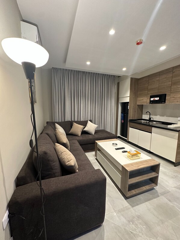 Apartment, 1 Bedroom, Accessible, Smoking | Living room