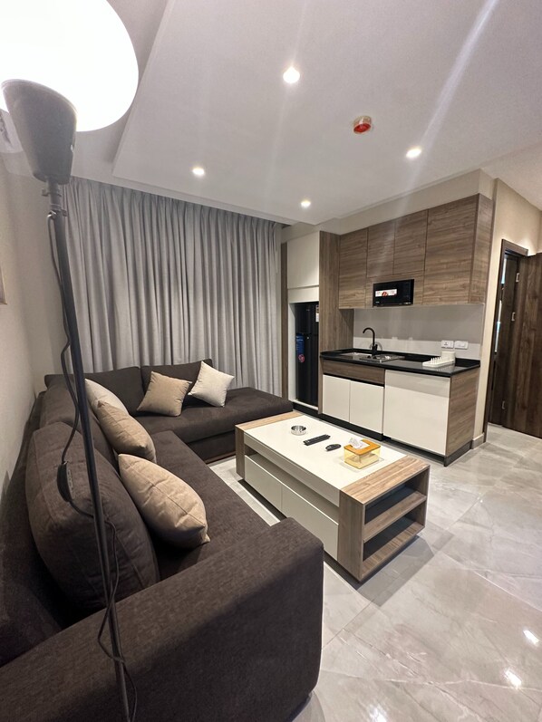 Apartment, 1 Bedroom, Accessible, Smoking | Living room