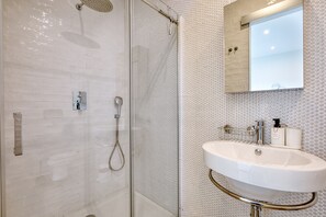 Dusj, boblebad, hårføner og håndklær