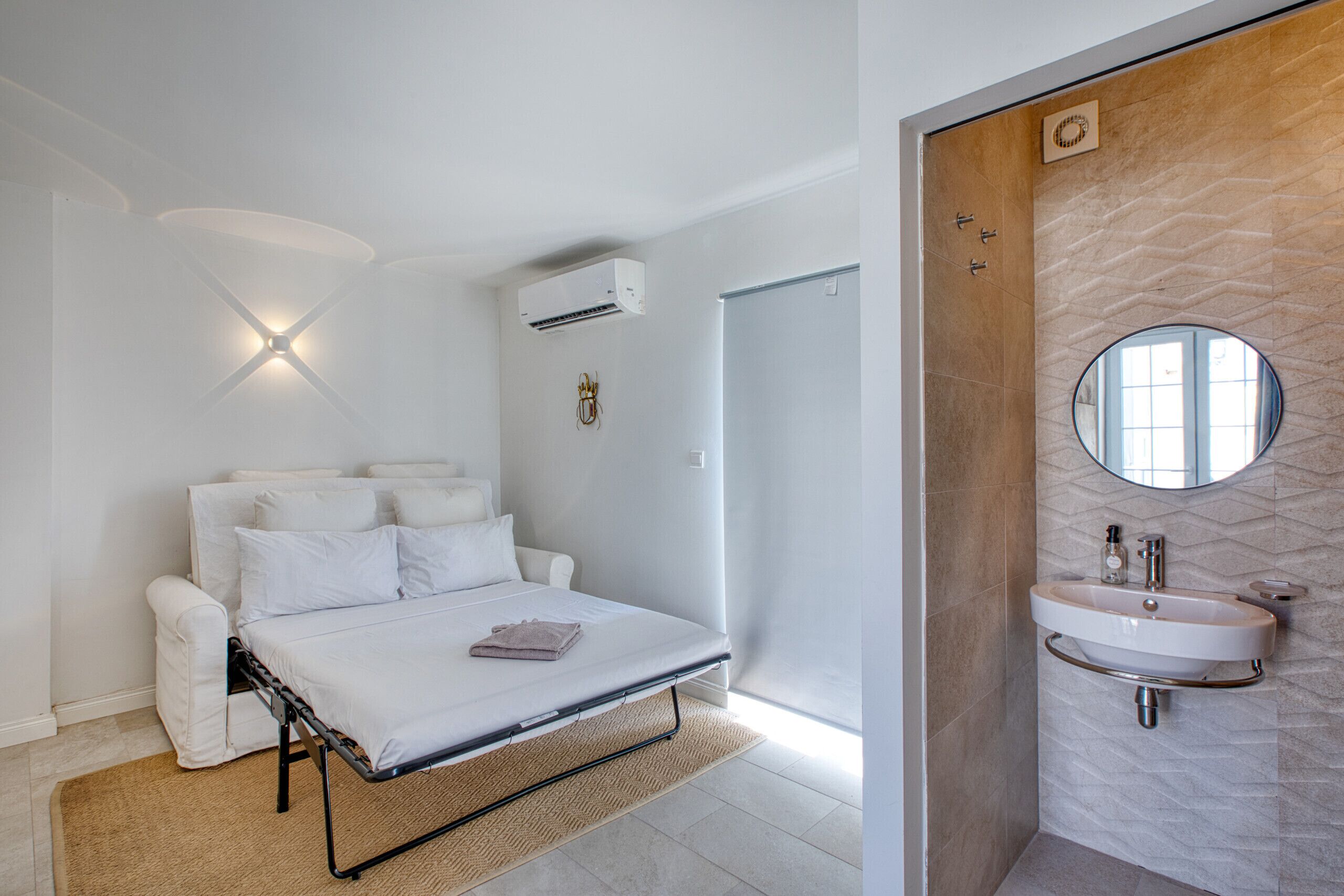 Shower, jetted bath, hair dryer, towels