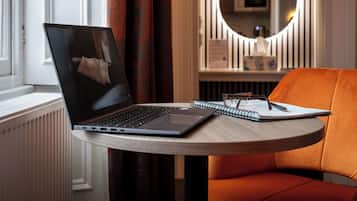 Estúdio, 1 quarto (Master Studio Room) | Roupas de cama antialérgicas, ferros/tábuas de passar roupa