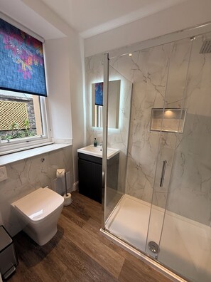 Shower, rainfall showerhead, free toiletries, hair dryer