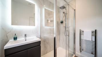 Studio, 1 soverom (House Studio Room) | Bad | Dusj, regndusjhode, toalettartikler (inkludert) og hårføner