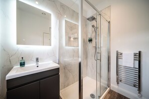 Studio, 1 Bedroom (House Studio Room) | Bathroom - Linen Bank (Linlithgow)