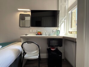 Habitación individual (Compact Living) | Ropa de cama hipoalergénica, tabla de planchar con plancha, ropa de cama