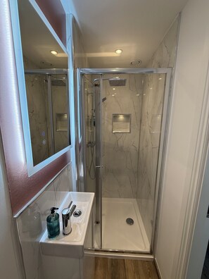 Habitación individual (Compact Living) | Baño | Ducha y cabezal de ducha tipo lluvia