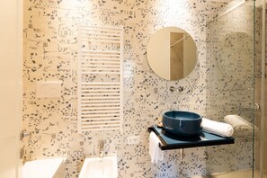 Shower, bidet, towels