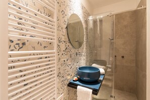 Shower, bidet, towels - GuestHost - Stylish and comfortable of approximately 55 sqm apartment, accommodating up to 4 people, on the first floor of a four-story building with NO elevator (access via stairs).The property is located a stone's throw from Trani's city center and the (Trani)