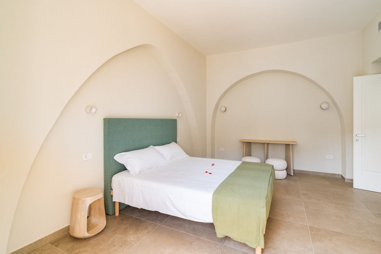 2 habitaciones y tabla de planchar con plancha 