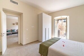 2 habitaciones y tabla de planchar con plancha 