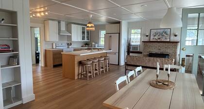 Spacious Hunts Point cottage. Fenced garden/pet-friendly. Seconds walk to beach!
