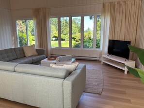 تلفزيون ذكي، مدفأة، كُتُب