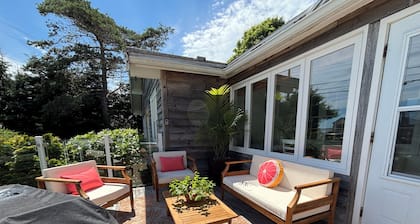 Spacious Hunts Point cottage. Fenced garden/pet-friendly. Seconds walk to beach!