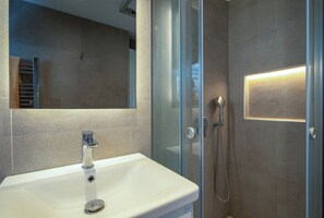 Apartment, Stadtblick | Badezimmer