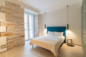 2 habitaciones, escritorio y tabla de planchar con plancha 