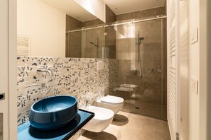 Chuveiro, secador de cabelo, bidê, toalhas de banho