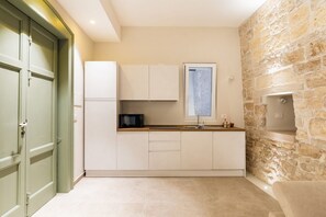 Réfrigérateur, four à micro-ondes