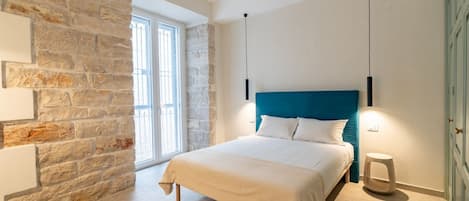2 chambres, bureau, fer et planche à repasser
