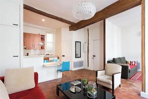 TV, books - SAINT SULPICE - SAINT GERMAIN - PARISIAN CHARM - 60SQM - 1 BEDROOM (Paris)