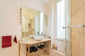 Een douche, een haardroger, zeep, toiletpapier