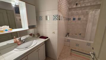 Sèche-cheveux, serviettes fournies, savon, papier toilette