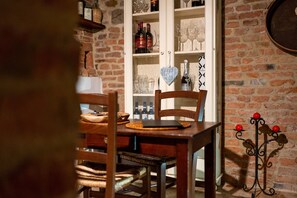 Dining - Apartment 'La Torre' with Balcony, Wi-Fi and Air Conditioning (Torrita di Siena)