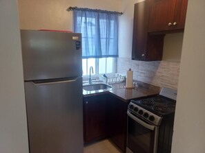 ثلاجة، ميكروويف، فرن، محمصة خبز