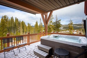 Townhome, 3 Bedrooms | Outdoor spa tub