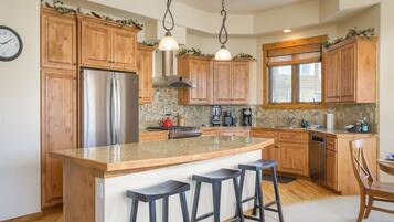 Townhouse, 3 kamar tidur | Dapur pribadi | Lemari es, oven, mesin pembuat kopi/teh, dan pemanggang roti