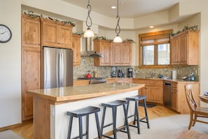 Townhome, 3 Bedrooms | Private kitchen | Fridge, oven, coffee/tea maker, toaster