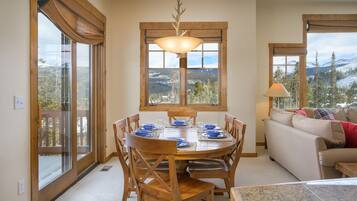 Townhouse, 3 kamar tidur | Tempat makan