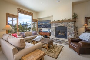 Townhome, 3 Bedrooms | Living area