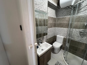 Apartment, 1 Bedroom, Balcony | Bathroom