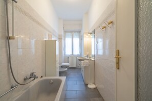 Apartamento, 2 habitaciones, balcón | Baño | Bañera, secador de pelo, toallas y jabón