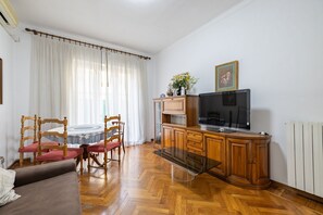 Departamento, 2 habitaciones, balcón | Área de sala de estar | Televisión de 30 pulgadas con canales vía satélite 