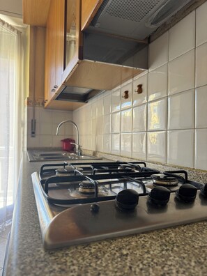 Lejlighed - 2 soveværelser - balkon | Privat køkken | Køleskab, ovn, kogeplade, køkkentøj/tallerkener/redskaber