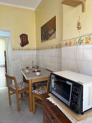 Appartement, 2 chambres, balcon | Cuisine privée | Réfrigérateur, four, plaque de cuisson
