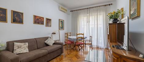 Apartment, 2 Schlafzimmer, Balkon | Wohnbereich