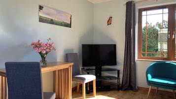 Een smart-tv, een dvd-speler en boeken