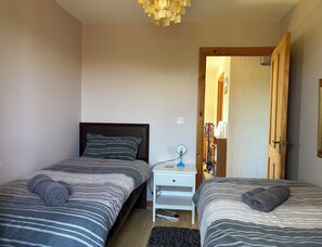 2 slaapkamers, een strijkplank/strijkijzer, reisbedje, gratis wifi