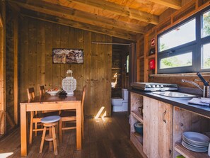 KĂŒhlschrank, Mikrowelle, Herdplatte, Kochgeschirr/Geschirr/Besteck