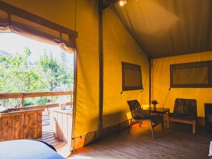 Terrace/patio - Casa Cha – Luxury Safari Tent with Oriental Flair at Quinta Japonesa (Carvalhal Benfeito)