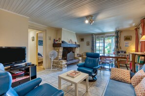 TV, fireplace, stereo