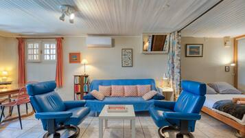 Televisie, een open haard en een stereo