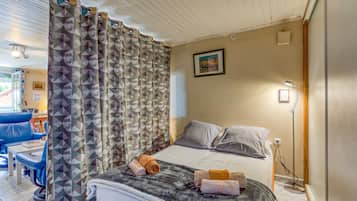 1 dormitori, planxa i posts de planxar, wifi i roba de llit