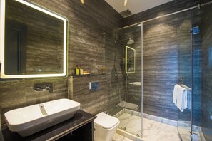 Vila, sacada, vista para o jardim | Banheiro | Produtos de toalete grátis, secador de cabelo, toalhas de banho 