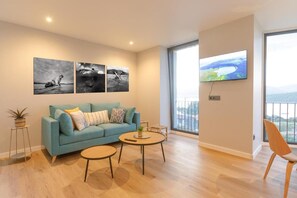 Apartment, 2 Bedrooms, Smoking, Balcony | Ruang tamu
