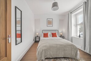 4 bedrooms, desk, iron/ironing board, free WiFi