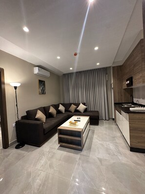 Apartment, 1 Bedroom, Accessible, Smoking | Living area